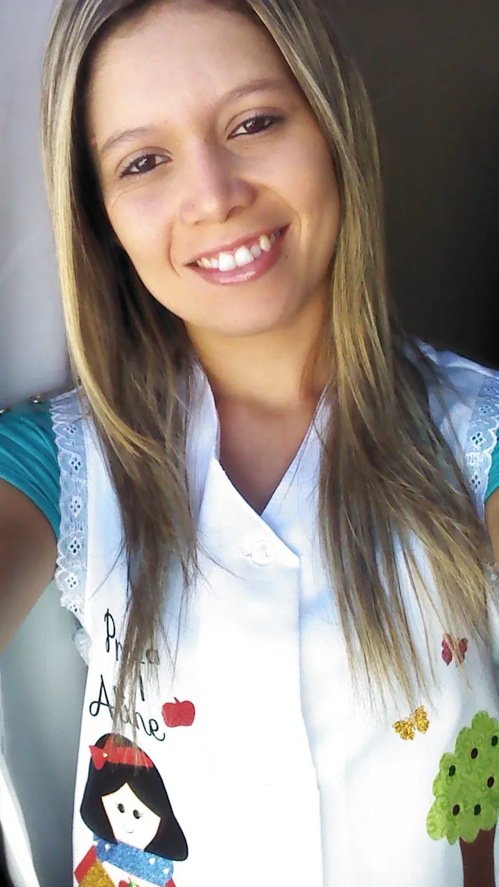 Aline Mediato sorrindo, com avental escrito Prô Aline